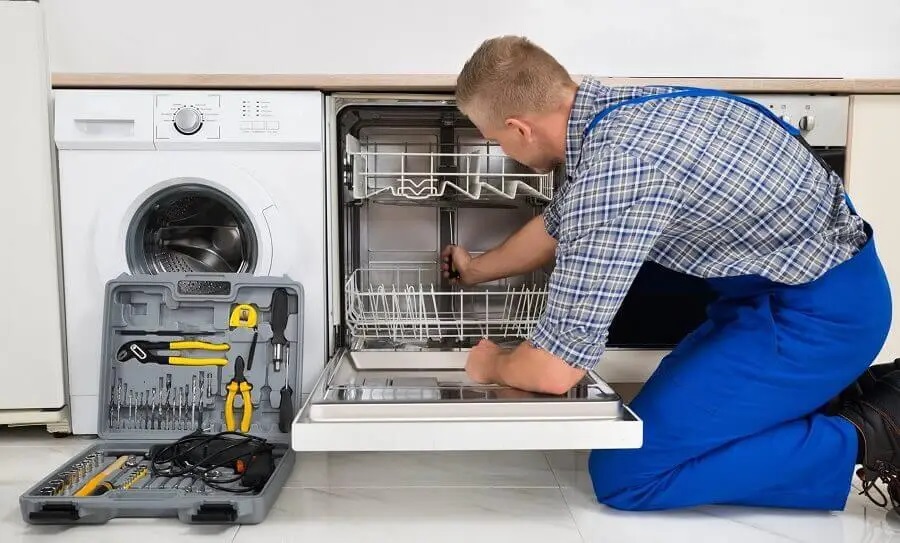 Adapazarı Electrolux servisi teknisyen ekibi beyaz eşya tamiri yaparken